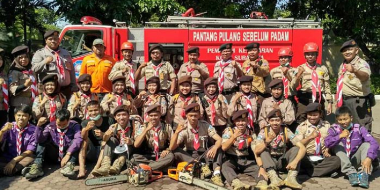 Brigade Penolong Kwarcab Surabaya seusai simulasi penanganan bencana