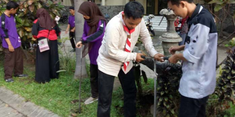 Anggota Pramuka Gudep 1261-1262 pangkalan UINSA Surabaya praktek pembuatan lubang resapan biopori