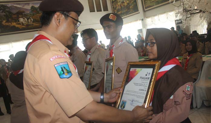 Penghargaan Lomba Foto Keren Gudep Jatim 2016 dan Penyelenggara Terbaik ISC 2016 Jatim Diserahkan Gus Ipul