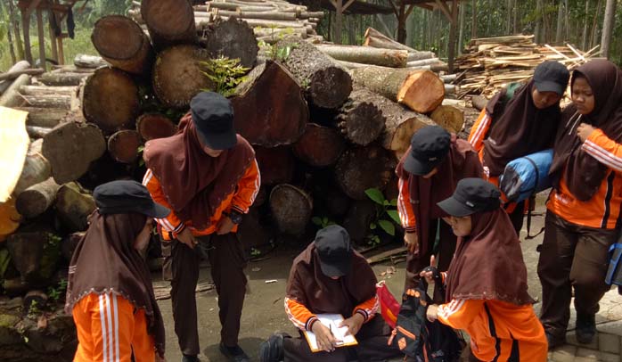 Peserta Perkemahan Pramuka Madrasah Jatim 2017 Identifikasi Masalah Lingkungan Trawas