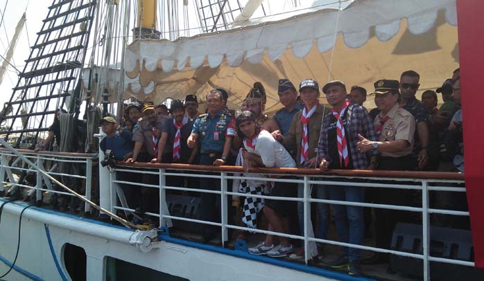 Slank Konser Hari Pramuka di Atas KRI Dewaruci