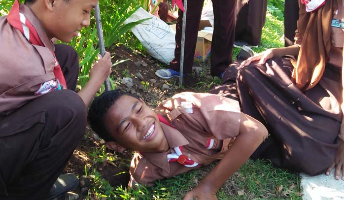 Aksi Pramuka Ngebor Biopori Peringati Hari Pramuka ke-55