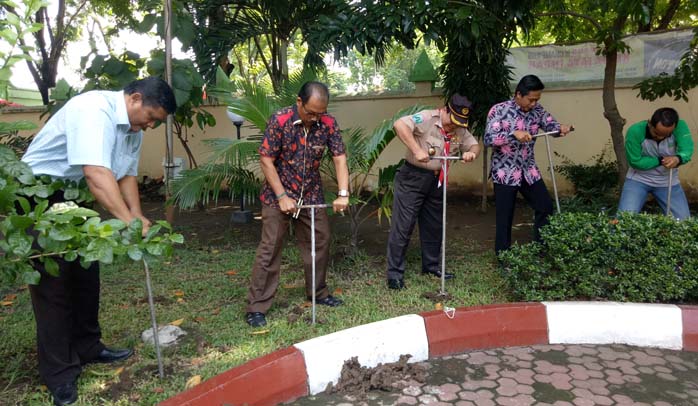 Ngebor Lubang Resapan Biopori di Kwarda Jatim