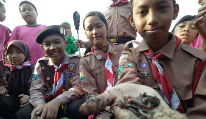 Asyik, Banyak Cacing di Biopori yang Dibuat Sebulan Lalu