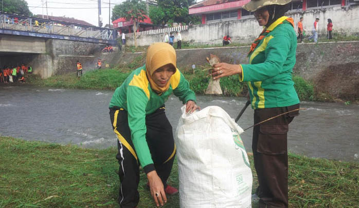 Gerakan Bersih Kali Asem Sambut Festival Kampung Kelir di Lumajang