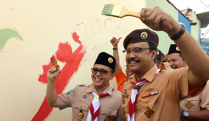 Gus Ipul dan Bupati Banyuwangi Ngecat Bareng di Temenggungan