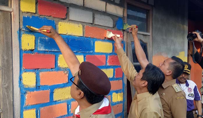 Gus Ipul Bersama Wabup Sidoarjo Mengecat Rumah Warga Kampung Nelayan