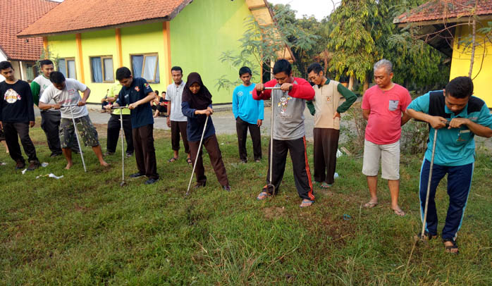 Aksi Ngebor Biopori Peserta Pelatihan Jurnalistik Media Sosial Kwarda Jatim 2017