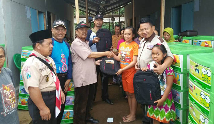 Kwarcab Tulungagung Bantu Lemari dan Tas Sekolah untuk Korban Longsor Ponorogo