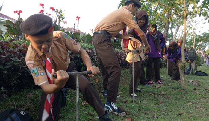 250 Orang Ikuti Aksi Biopori Sambil Ngabuburit di Jalur Hijau Jalan Kertajaya Indah