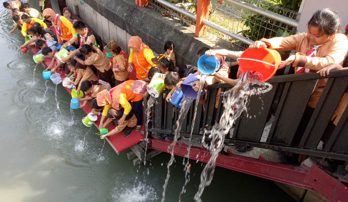 Peringati Hari Pramuka ke-56, Pramuka Kalsa Tebar 15000 Benih Ikan di Kalimas