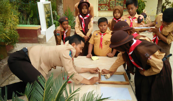 Pramuka SDN Poter 1 Tanahmerah Belajar Daur Ulang Kertas
