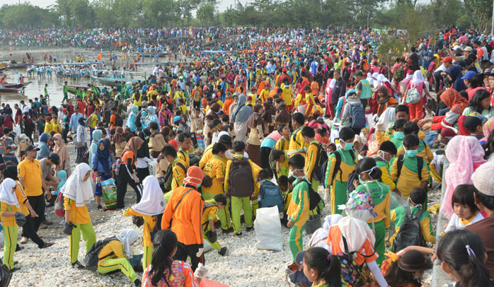 16.632 Orang Warnai Nambangan Watu-Watu Pantai Kenjeran