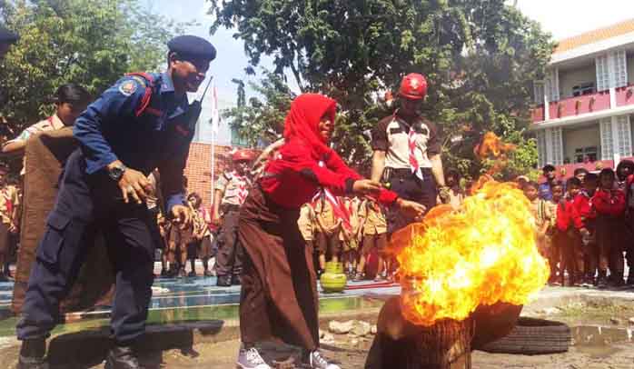 Simulasi Bencana Brigade Penolong 13 di Gudep Pangkalan SDN Kapasari VIII