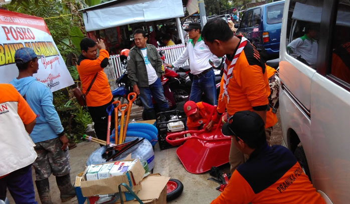 Pramuka Bantu Penanganan Banjir Bandang Alasmalang Banyuwangi