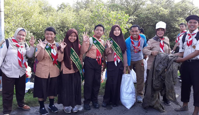 2000 Relawan dan 4 Truk Sampah Hiasi Bersih-Bersih Pesisir Tambak Wedi Surabaya