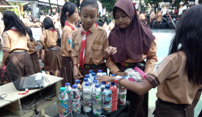 Peringati Hari Sampah, Pangkalan SDN Kaliasin I Surabaya Gelar Lomba Ecobrick