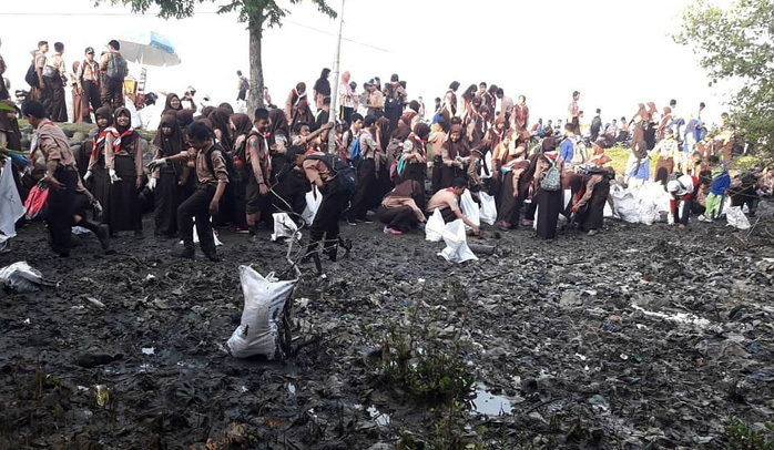 2700 Orang dan Sampah 6 Truk Pada Aksi Bersih-Bersih Pesisir Tambak Wedi Ketiga