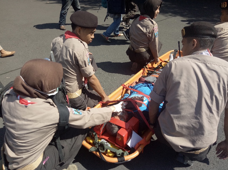 Brigade Penolong Kwarda Jatim Simulasi Penanganan Korban Gempa di Poltekkes Surabaya