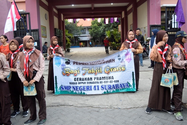 Bagi Takjil Pramuka Penggalang SMP N 41 Surabaya