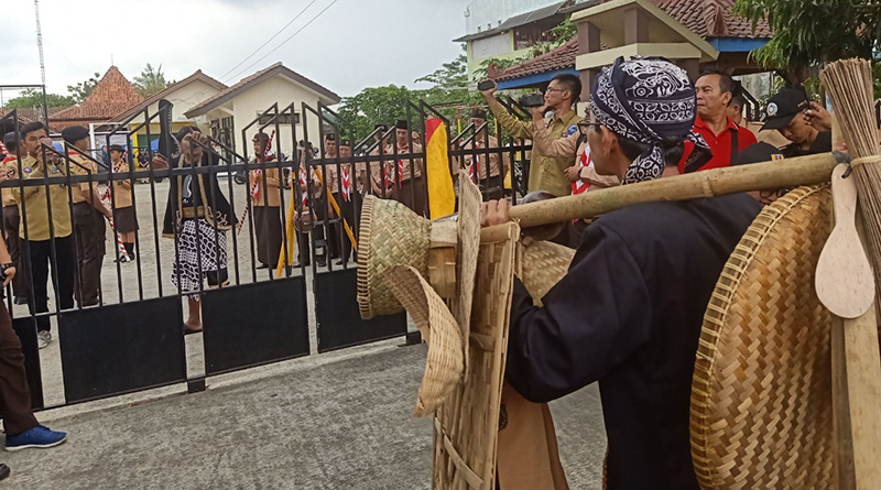 Upacara Adat Begalan Banyumas Sambut Kunjungan Pelatih Jatim