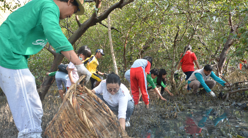 Family Cleanup Pesisir Tambak Wedi Kumpulkan Sampah 4 Truk