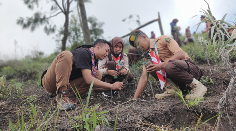 Pramuka Hijaukan Taman Nasional Bromo Tengger Semeru
