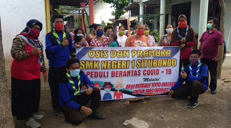 Pramuka dan OSIS SMKN 1 Situbondo Bagikan Masker kepada Masyarakat Sekitar