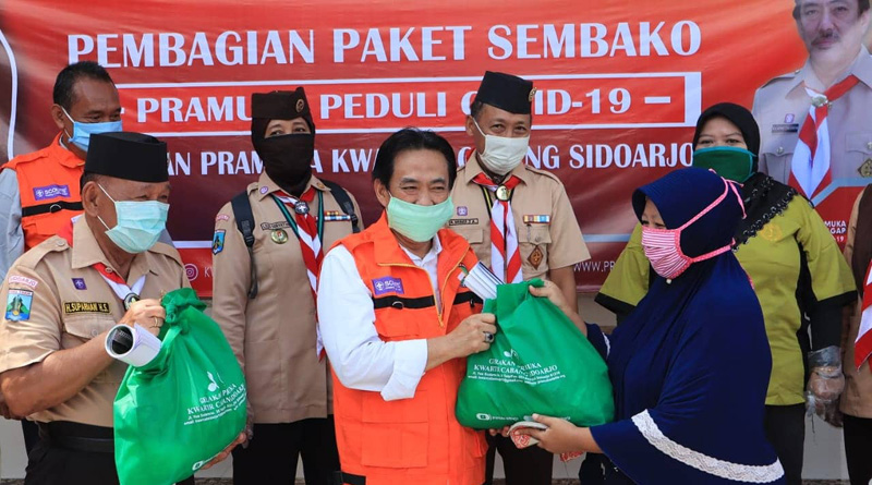 Kwarcab Sidoarjo Bagi 100 Sembako Kepada Masyarakat Terdampak Covid-19