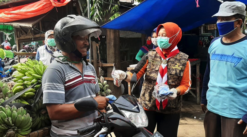 Pemkab Bojonegoro Sinergi dengan Pramuka Bagikan Masker