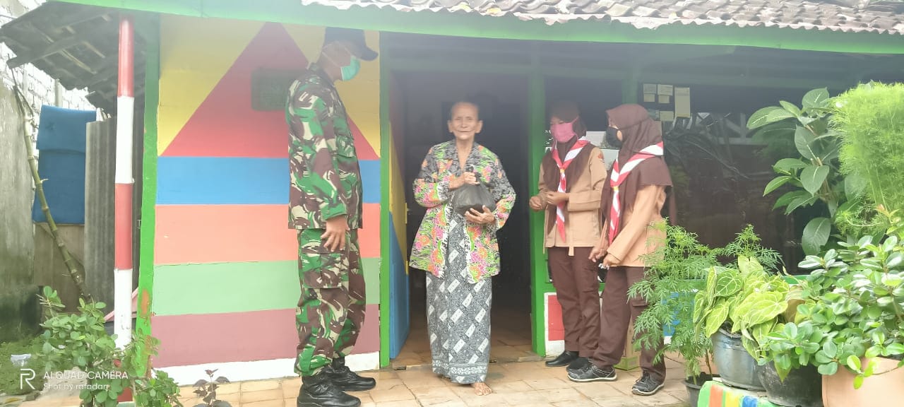Babinsa dan Saka Wira Kartika Koramil Baureno Bagikan Sembako