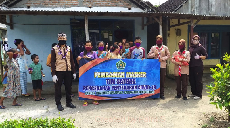 Kementerian Agama Bojonegoro Sinergi dengan Pramuka Bagi Masker