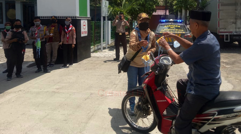Pramuka Padangan Bagikan Masker Kepada Jamaah Sholat Jumat