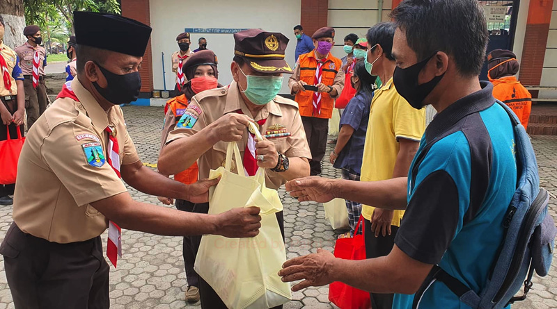 Peduli COVID-19, Pramuka Jatim Bagikan 4000 Paket Bahan Makanan
