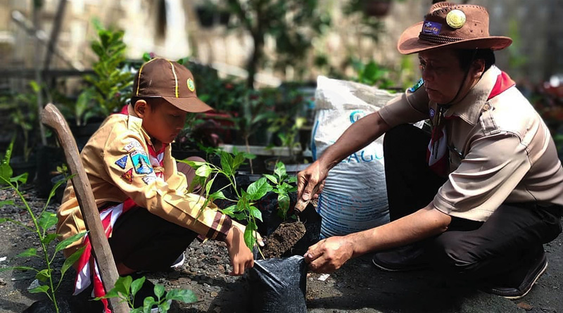 Mitigasi dan Adaptasi Bencana Lingkungan dengan Realisasi Keluarga Sadar Iklim Tunas Hijau