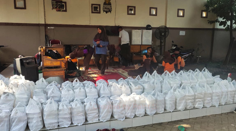 Hari Perdana 2021, Kwarcab Probolinggo Bagikan 1000 Paket Nasi