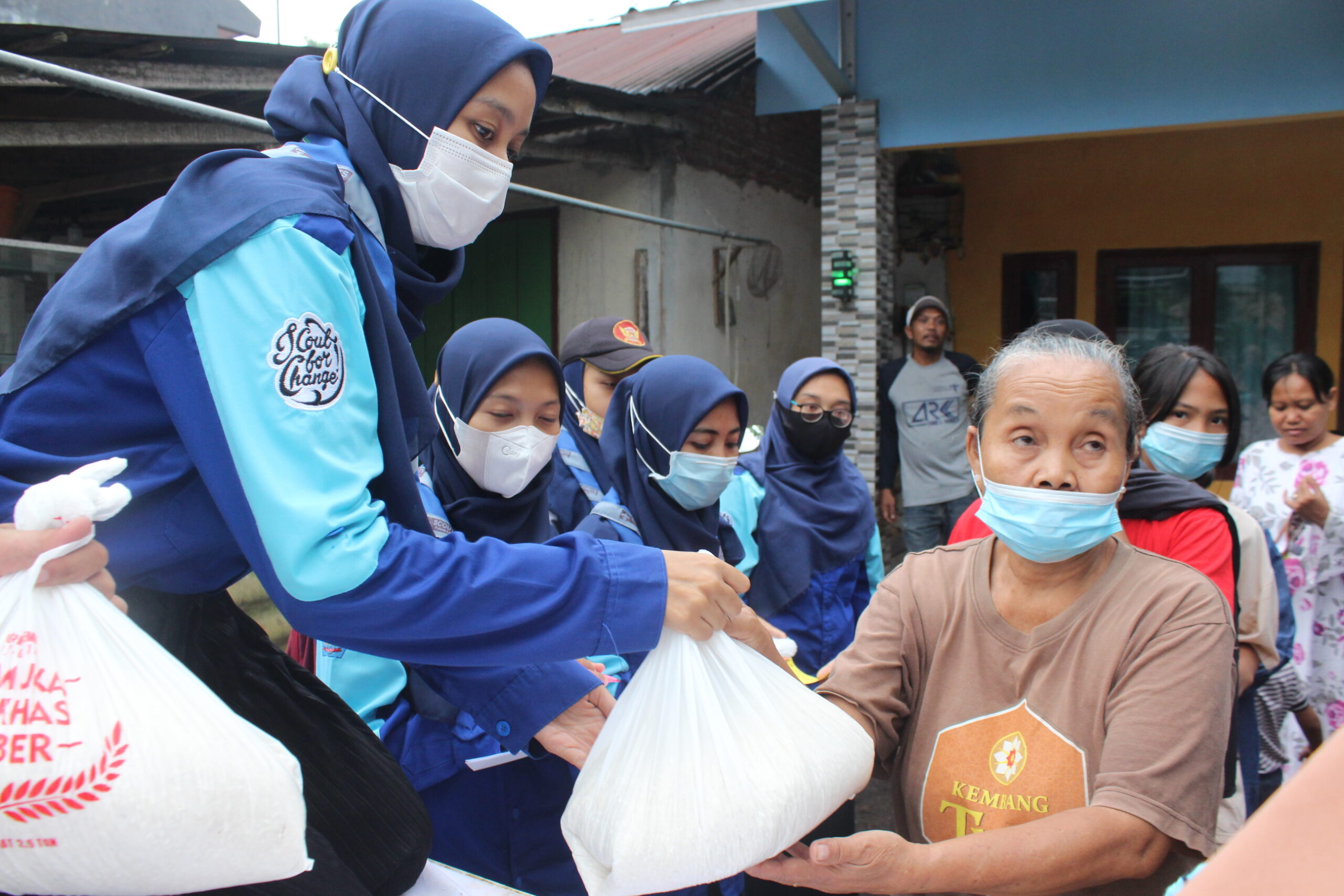 Distribusikan Zakat Beras 2,5 ton, Wujud Bakti Tanpa Henti Pramuka UIN KHAS Jember