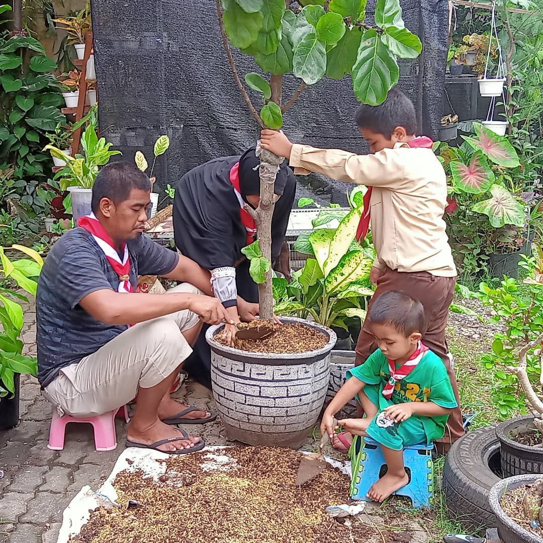 Keluarga Pramuka Jatim Tanam Pohon 2022 Terbaik