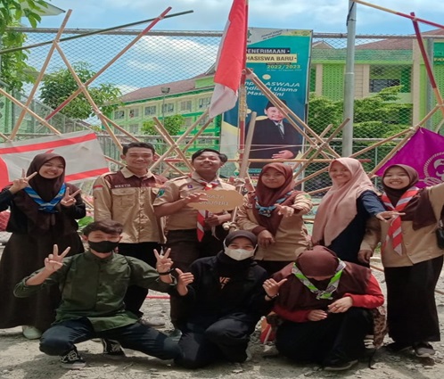 Pembuatan Pionering sebagai Jati Diri Stand UKM Racana Sunan Giri-Dewi Wardah dalam PKKMB (Pengenalan Kehidupan Kampus Mahasiswa Baru)