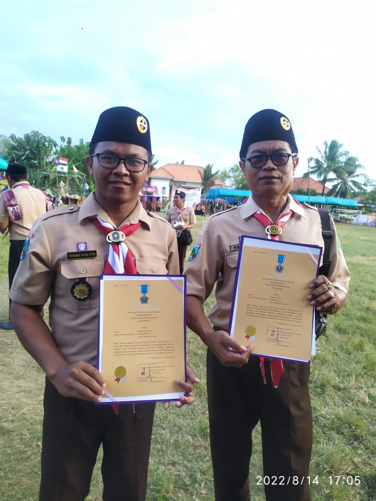 Kak Miftahul Arifin, ketua gugus depan pangkalan Pondok Pesantren At Taufiqiyah yang dianugerahkan lencana Pancawarsa