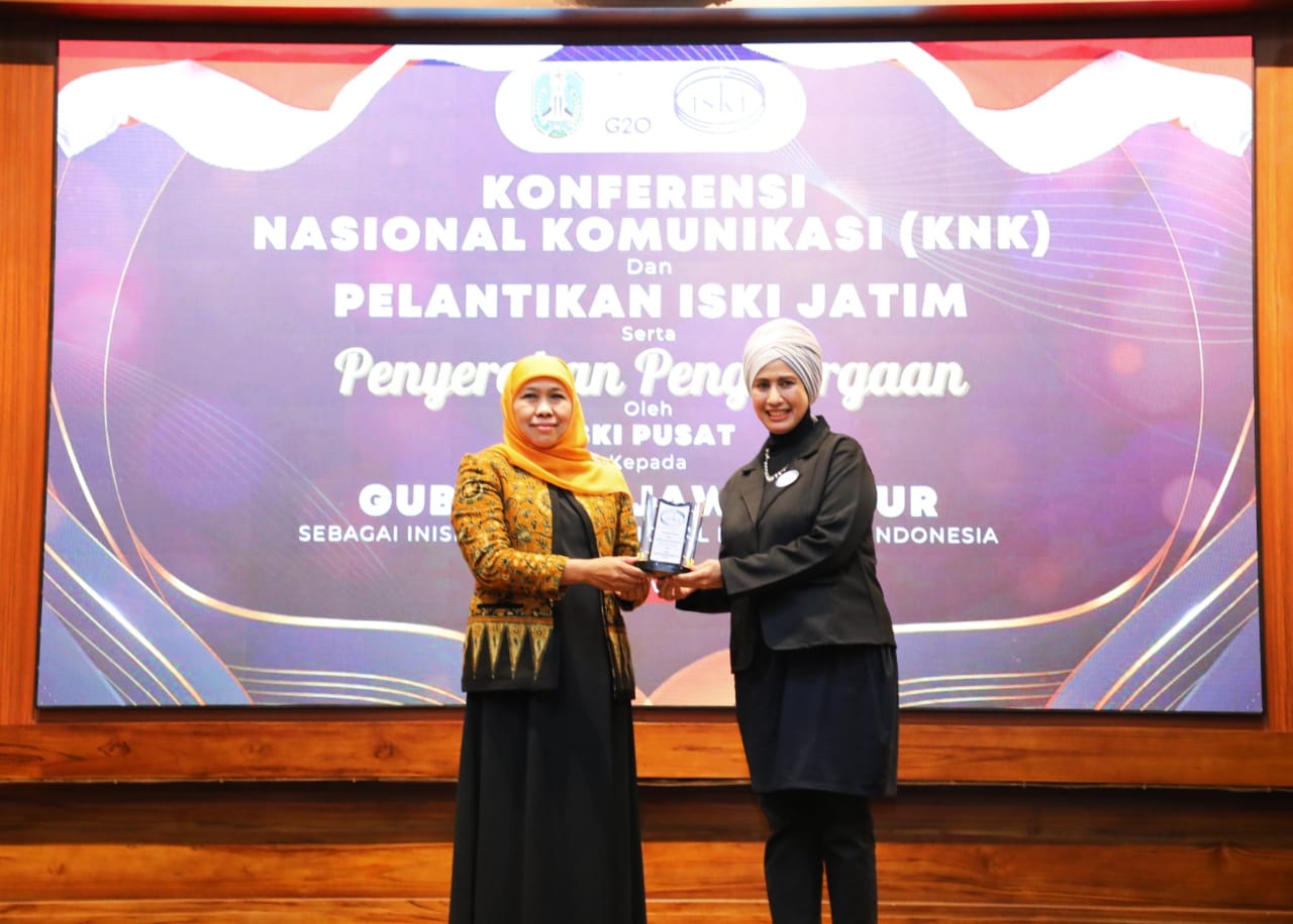 Gubernur Khofifah Raih Penghargaan Tokoh Inisiator Komite  Komunikasi Digital Pertama di Indonesia dari ISKI