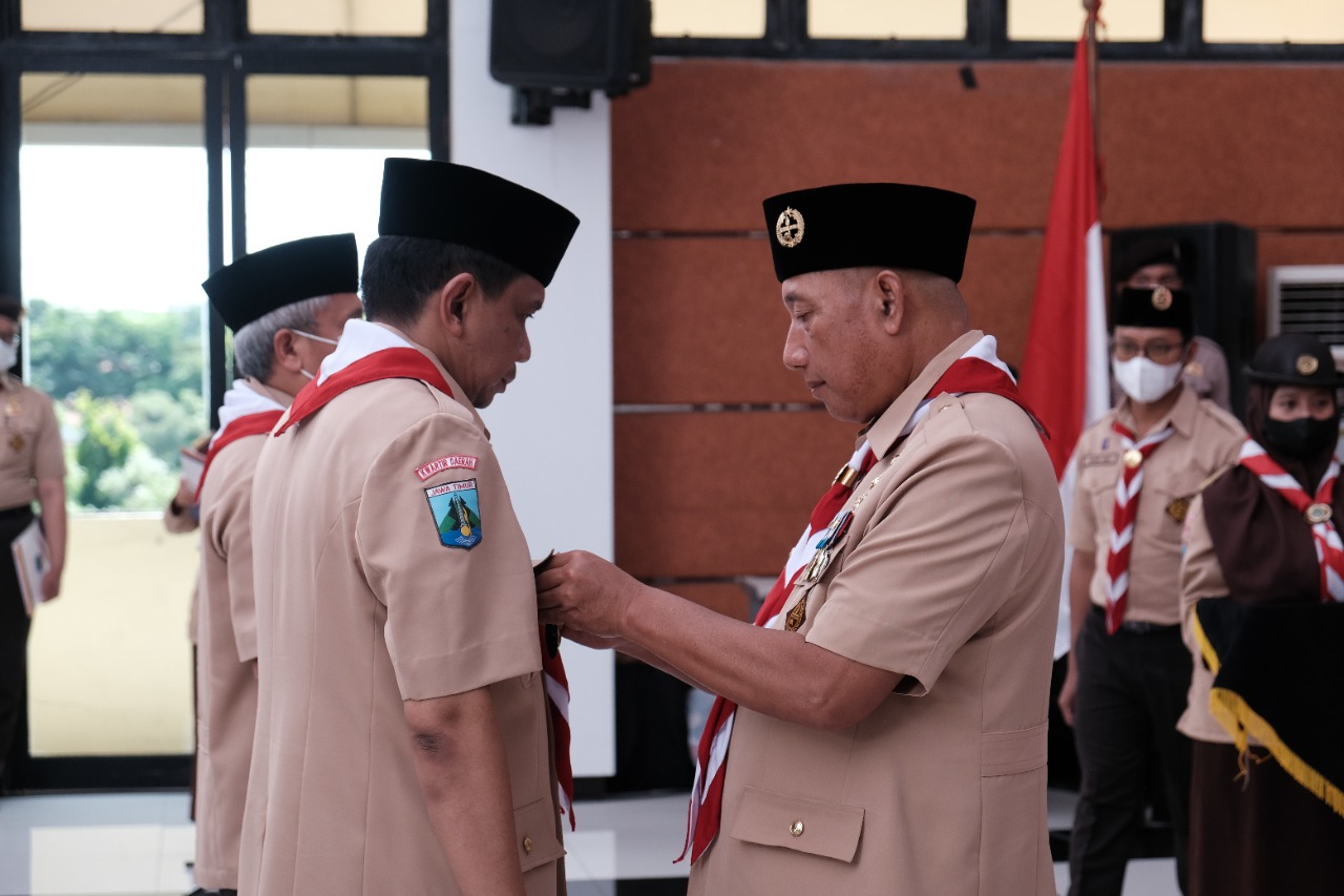 Ketua Kwarda Jatim Lantik Mabi dan Pinsaka Bakti Husada Jawa Timur