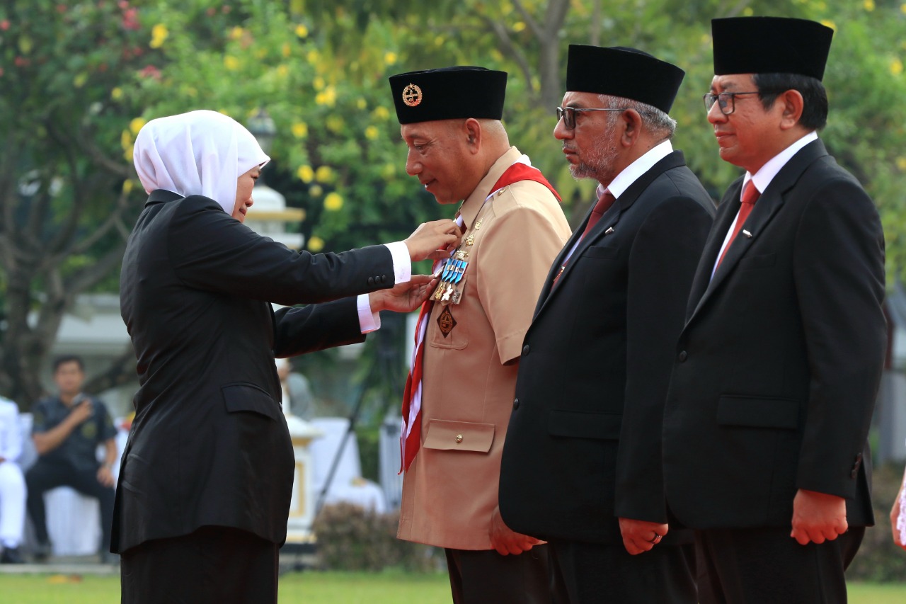Inisiasi Program Pramuka Produktif, Ketua Kwarda Jatim Terima Lencana Jer Basuki Mawa Beya