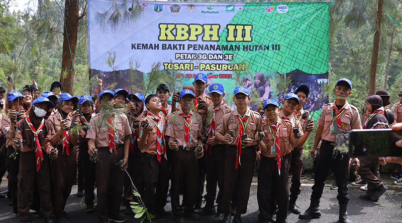 350 Pramuka Tanam 1500 Pohon di Lereng Perbukitan Sekitar Bromo