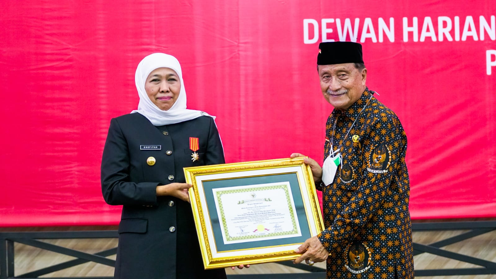 Konsisten Budayakan Nilai Kejuangan Bangsa, Gubernur Khofifah Terima Penghargaan dan Pin 9 Windu Kemerdekaan RI dari DHD PK 45