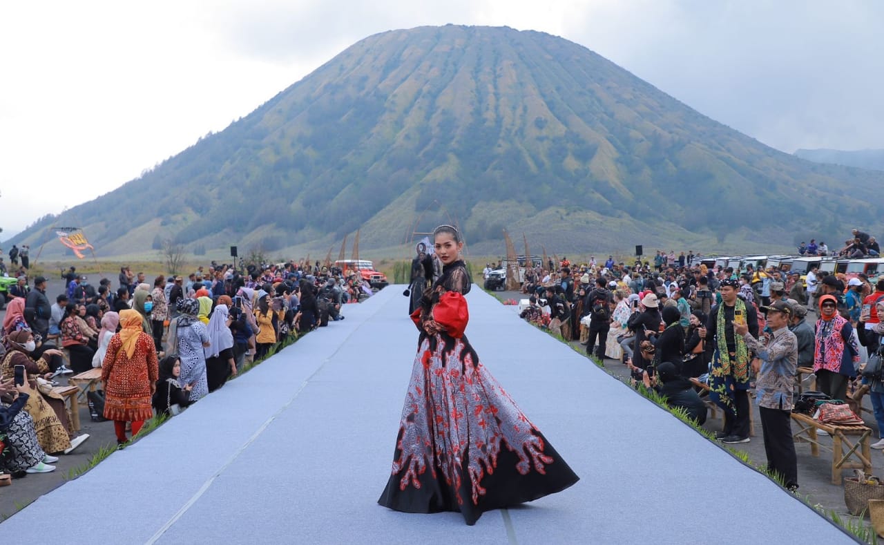 Gelar East Java Fashion Harmony (EJFH) di Bromo, Gubernur Khofifah Kenalkan Keberagaman Wastra Batik dan Tenun Khas Jatim ke Kancah Dunia