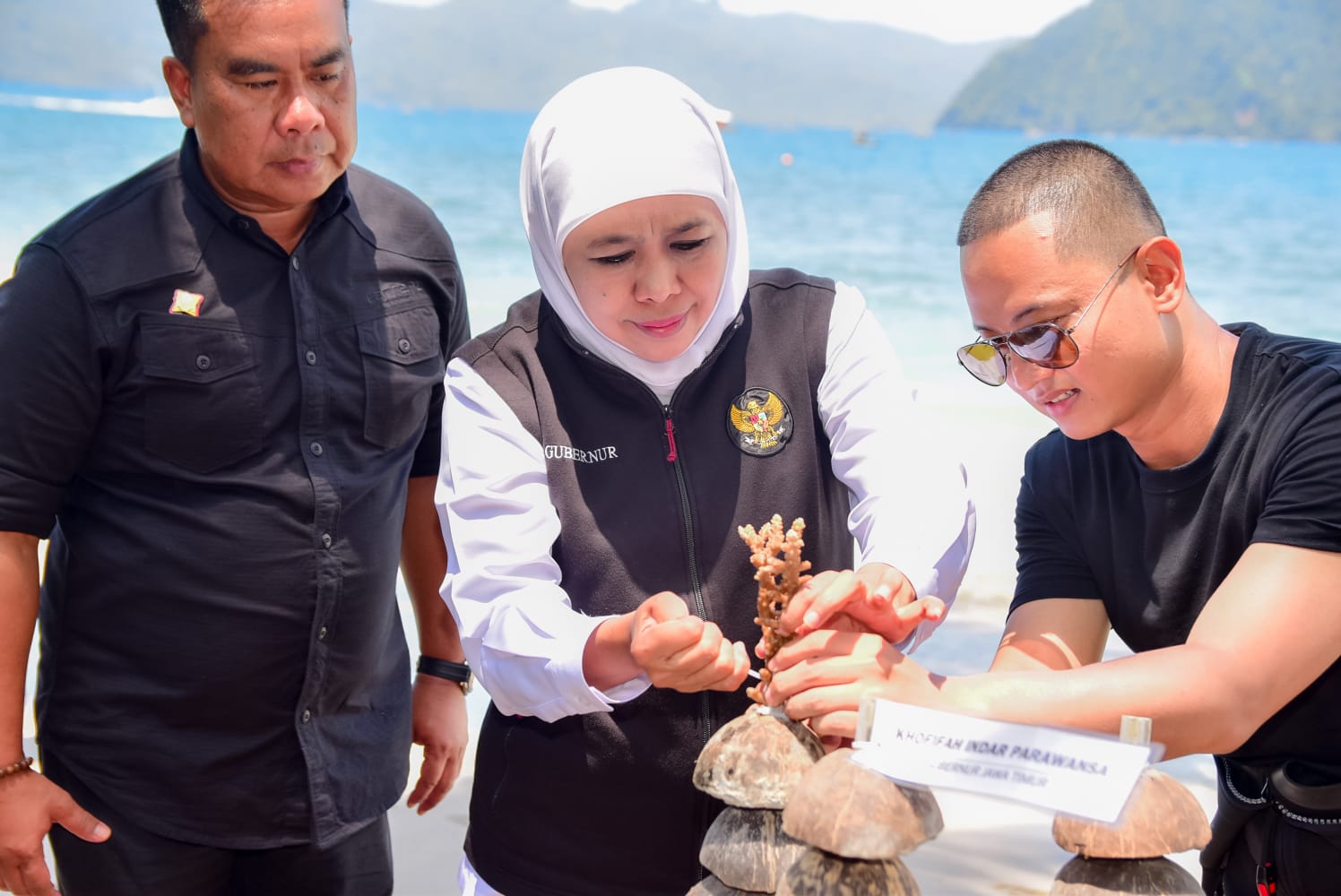 Langkah Optimis Jatim Masuki Era Blue Economy, Gubernur Khofifah dan Bupati Trenggalek Tanam Terumbu Karang dan Apartemen Ikan