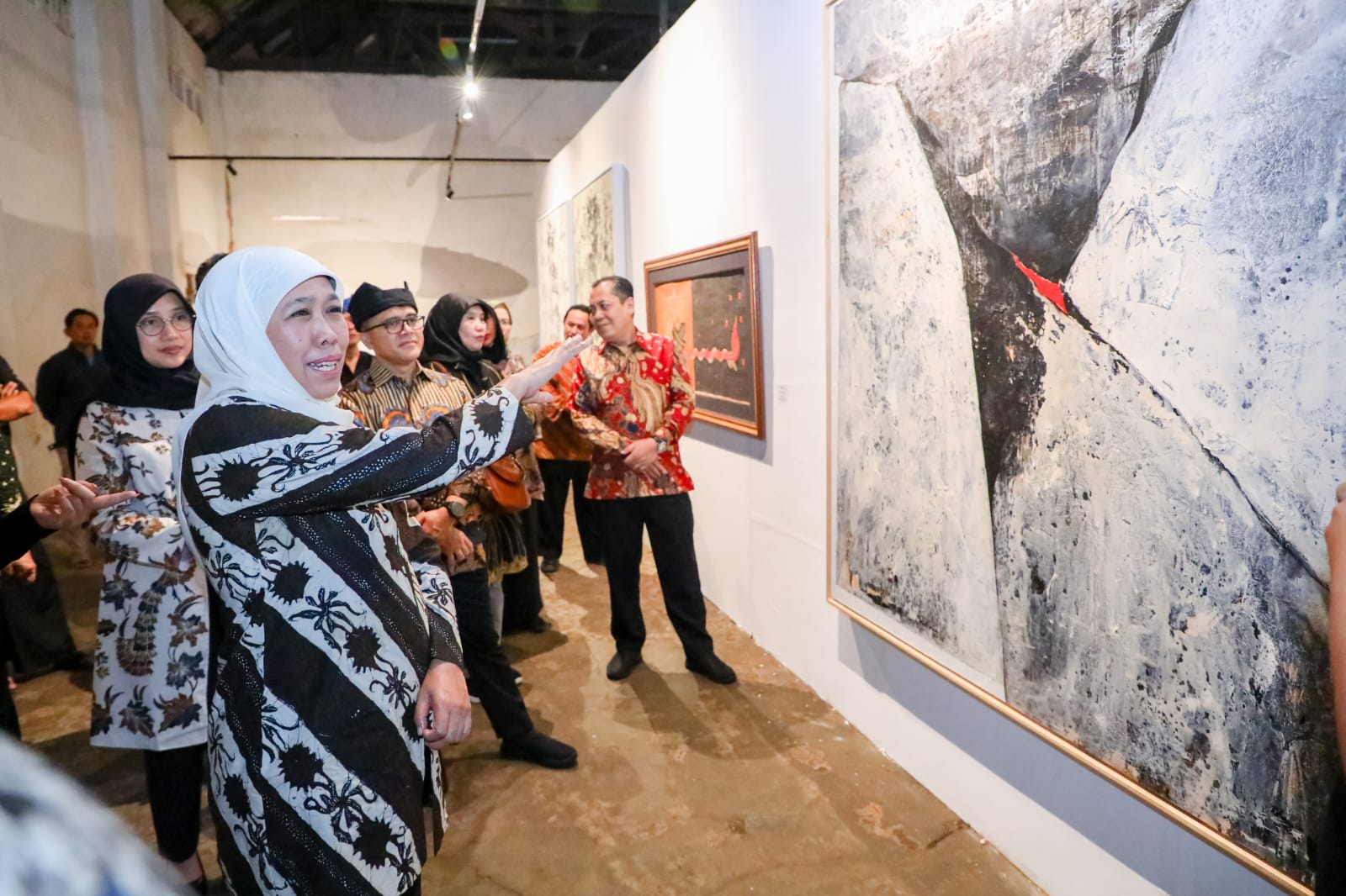 Nikmati Pameran Seni Rupa ArtOs Nusantara, Gubernur Khofifah : Wadah Aktualisasi Karya Seniman Jawa Timur