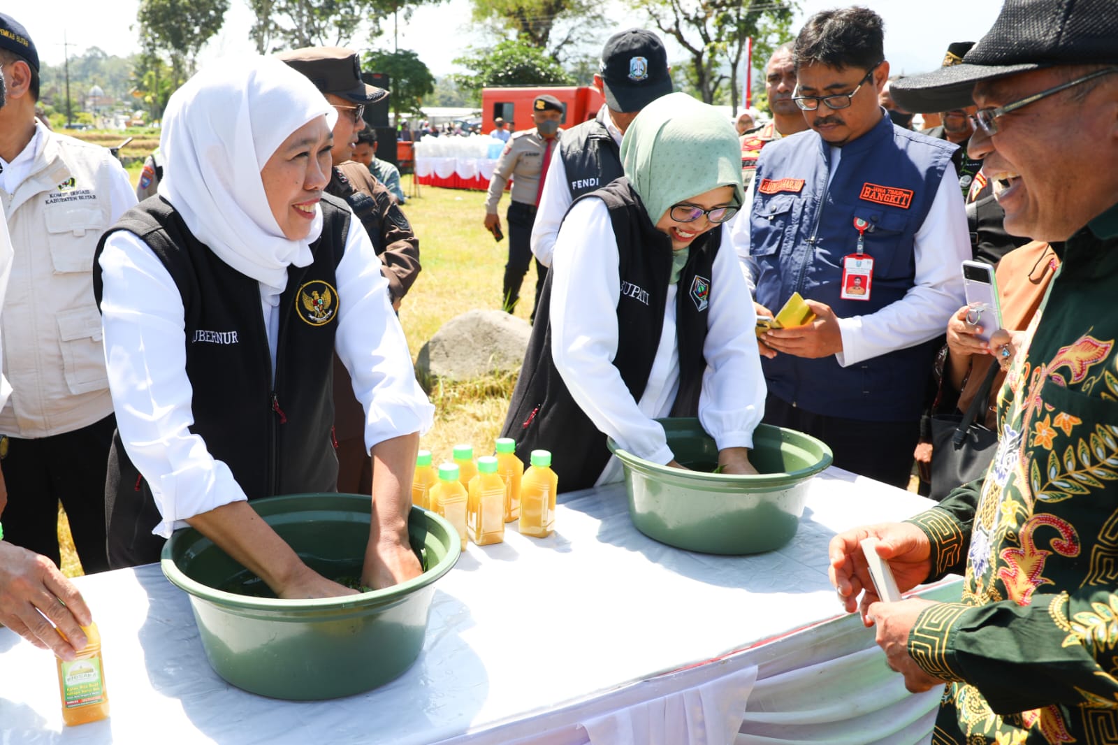 Panen Raya Padi Varietas Inpari 32 di Blitar, Gubernur Khofifah Apresiasi Inovasi Petani yang Kembangkan Pupuk Organik ‘Biosaka’