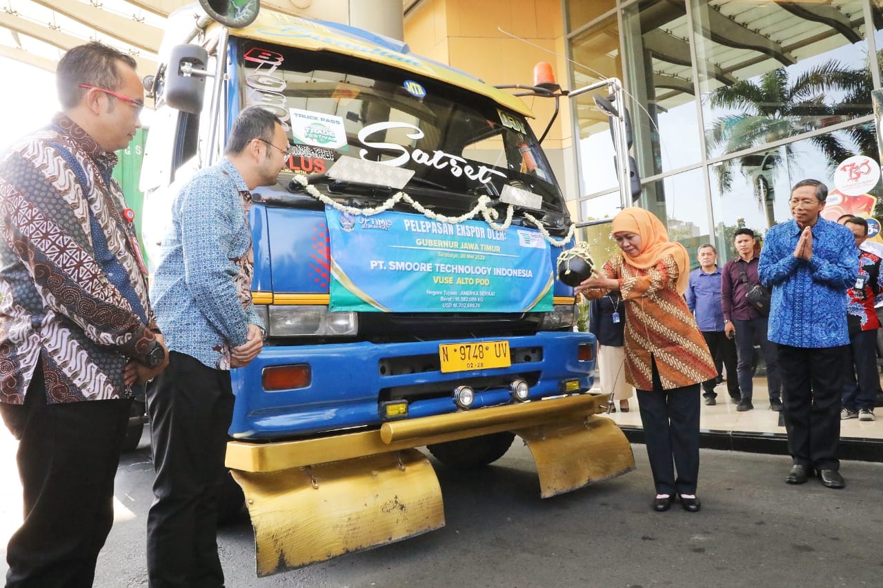 Lepas Ekspor Senilai USD 18,8 Juta ke Lima Negara, Gubernur Khofifah Semangati Eksportir Perluas Pasar Luar Negeri